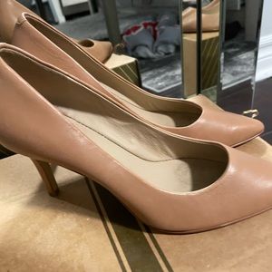 Beige/tan high heeled shoes by Aldo size 6